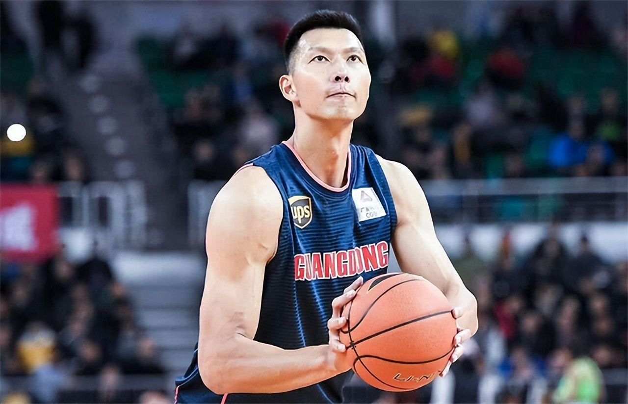 易建联与娇妻荆灵图片,易建联身价上亿迎娶巴西宝贝