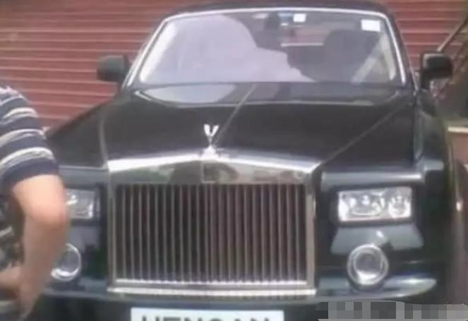 他靠卖“女*用品性**”发家致富，出门坐劳斯莱斯，候车厅吃桶装泡面