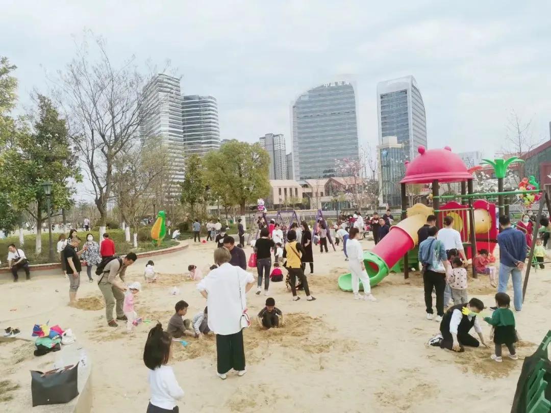 大草坪放风筝,草坪大风筝