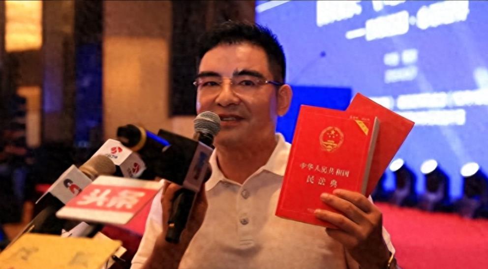 他把现金堆成山，高调捐款20亿后“消失”，如今出现在家种地？