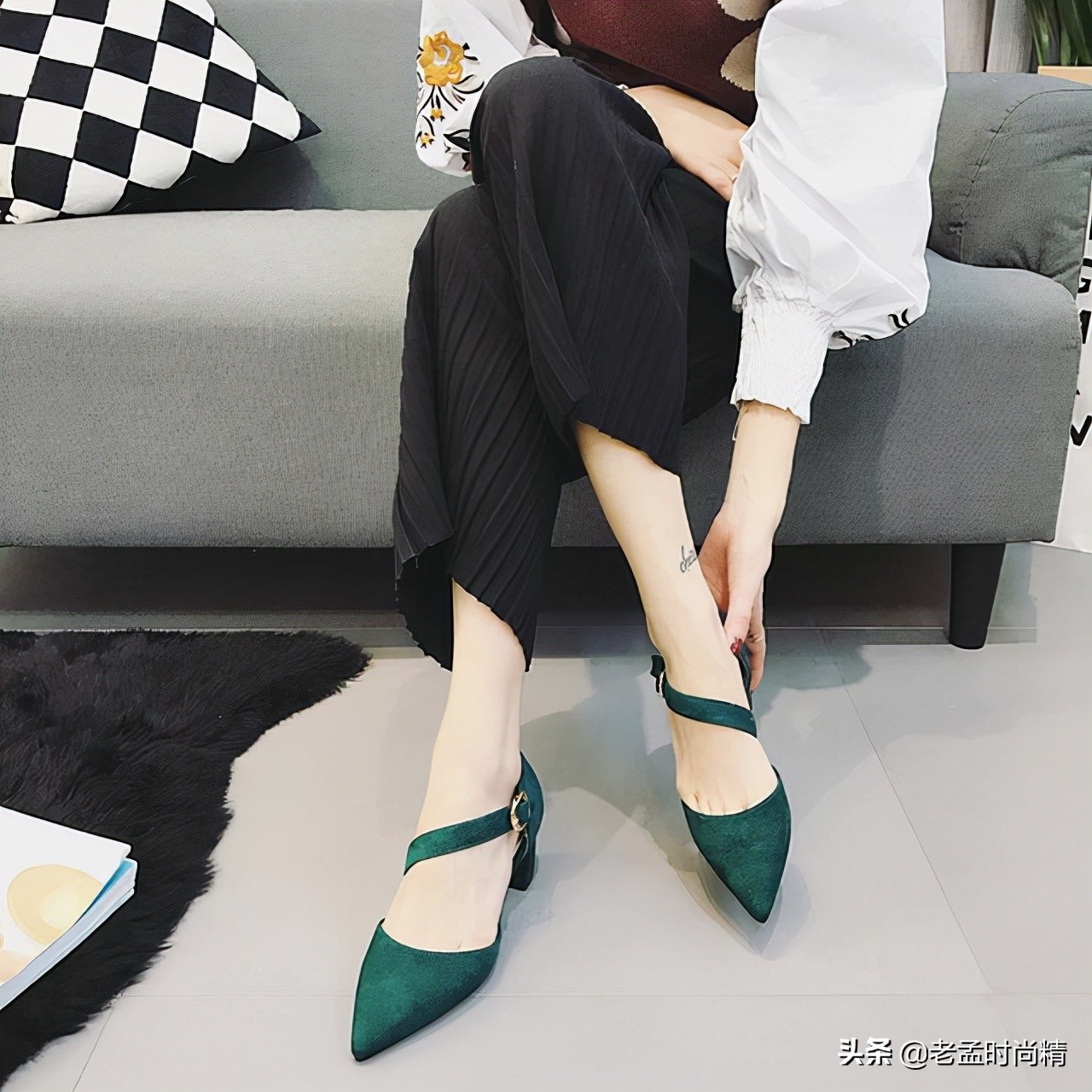 今夏最时髦的5双尖头高跟鞋,吊带连衣裙配尖头高跟鞋