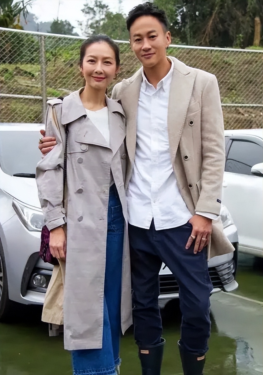 何润东风云红衣女子,何润东全家福曝光