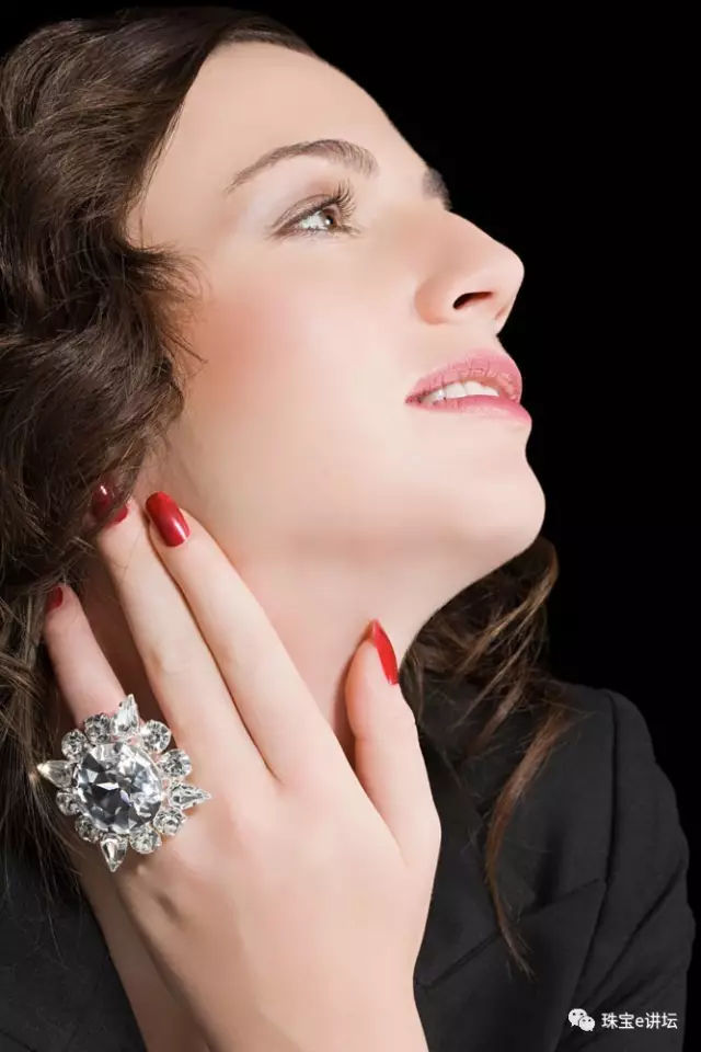 喜欢金首饰的人的性格,一个喜欢戴首饰的人是什么性格