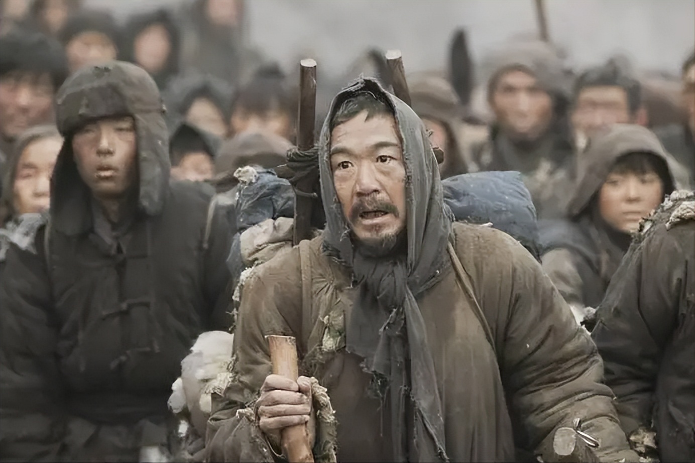 寻求集体认同的救助者，是生与死的过渡性标准，连通众人伦理情感