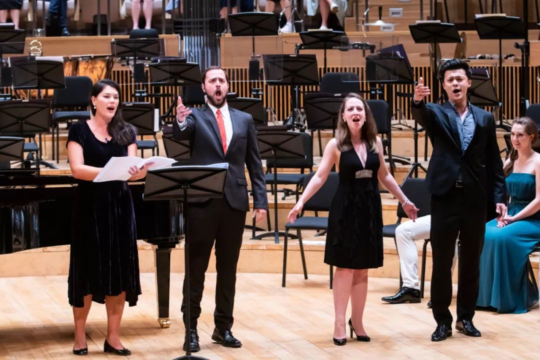 当时社会下，人们对权力、荣耀、战争以及政治变革的感受