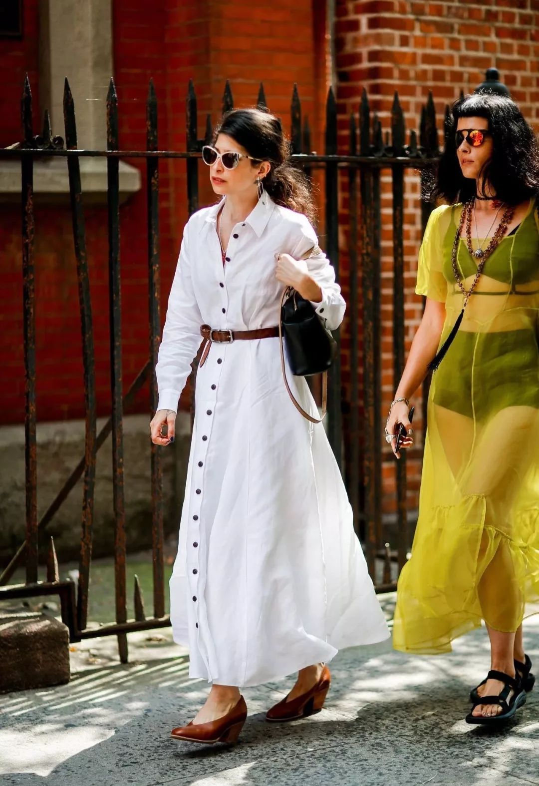 奶奶鞋和老爹鞋哪个好搭配 (奶奶鞋怎么搭配好看最新款)