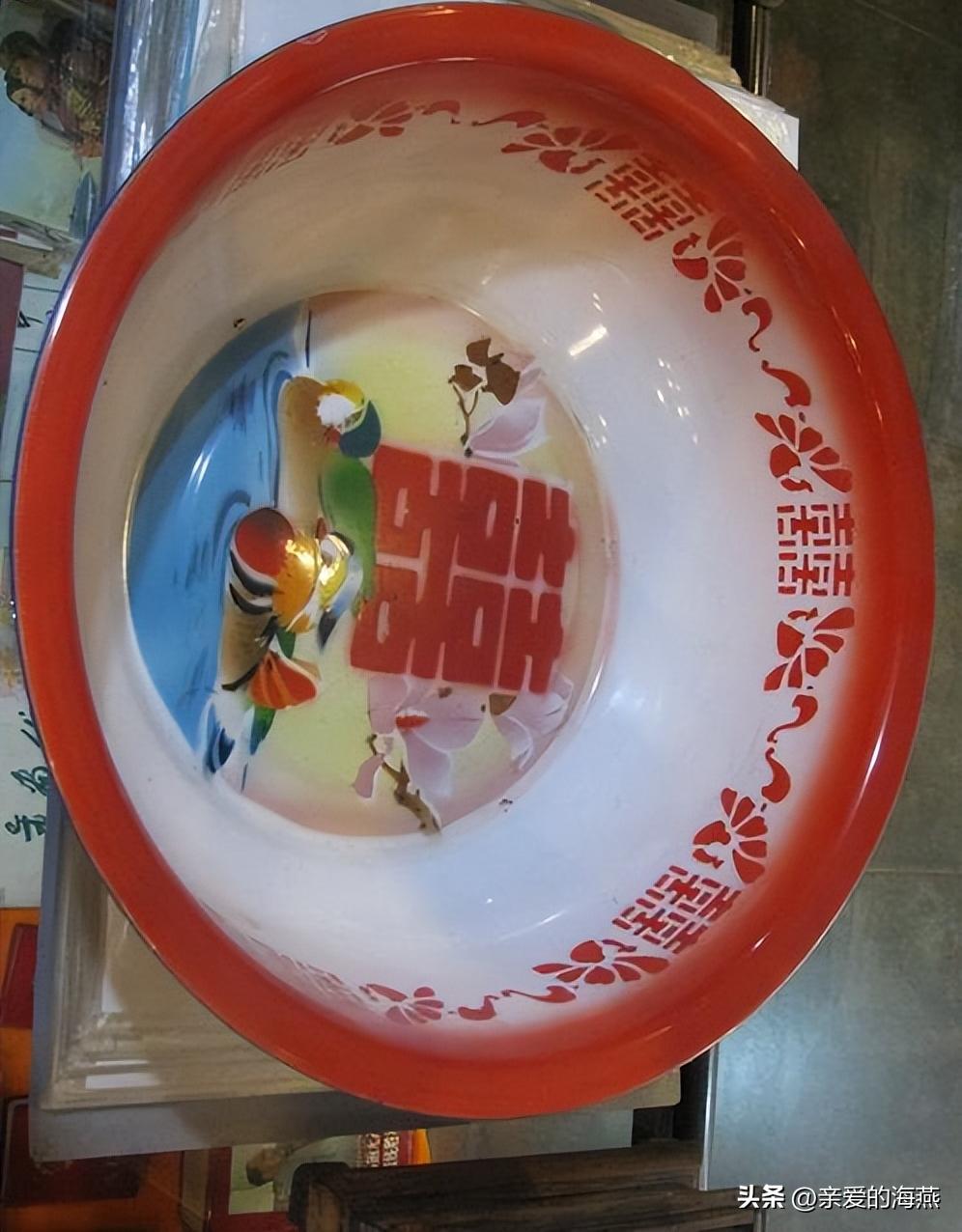 七八十年代供销社里的打酱油、雪花膏、搪瓷缸子，全是当年的味道