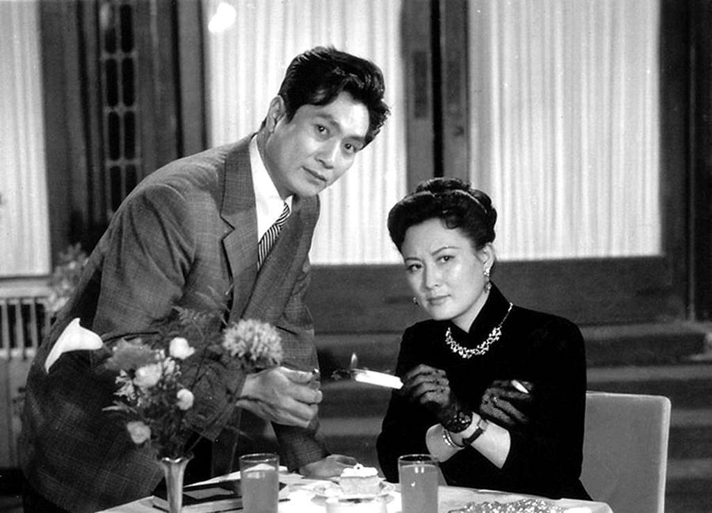 老戏骨梁波罗：妻子陪他闯过生死劫难，他白发苍苍给百岁岳母尽孝