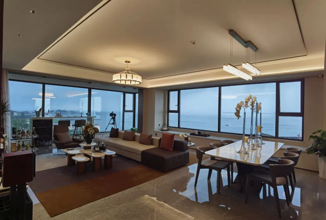 270°观海的环幕飘窗前，市南进入了海景房的新时代