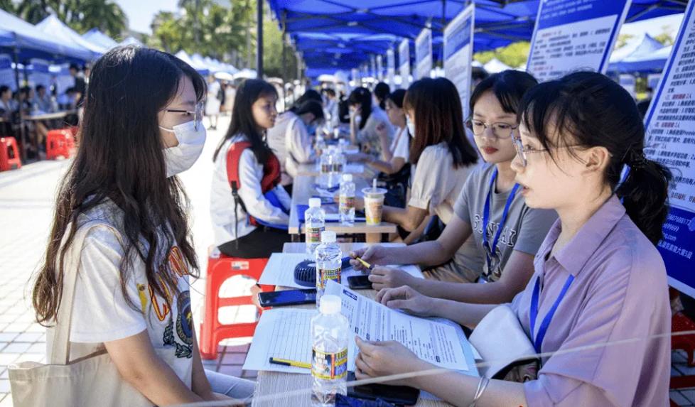 中国邮政往届大专招聘,中国邮政本科生最新待遇