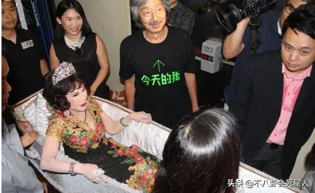 明星整容脸僵硬图片,老女明星整容脸和纯天然脸