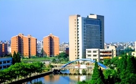 浙江工业大学—地势坤，君子以厚德载物；天行健，君子以自强不息