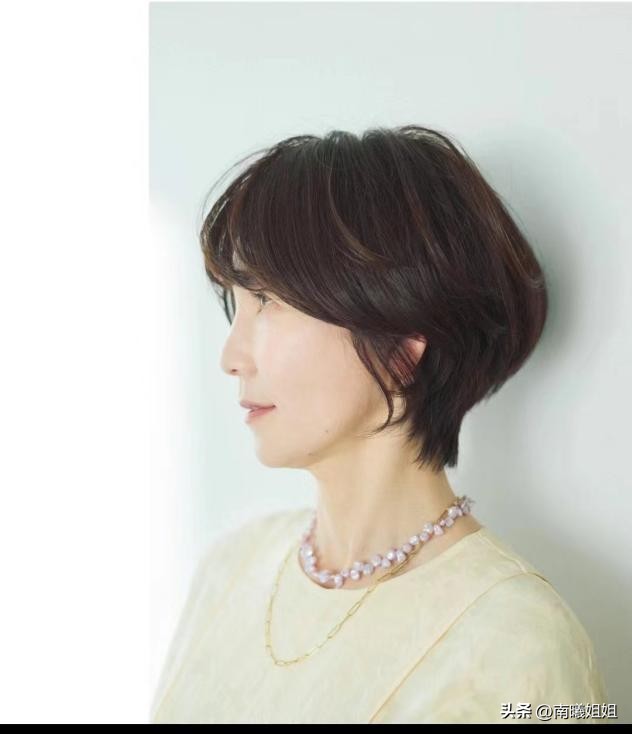 到老都优雅的女人不会“烫羊毛卷”，换上这3种发型，更时尚洋气