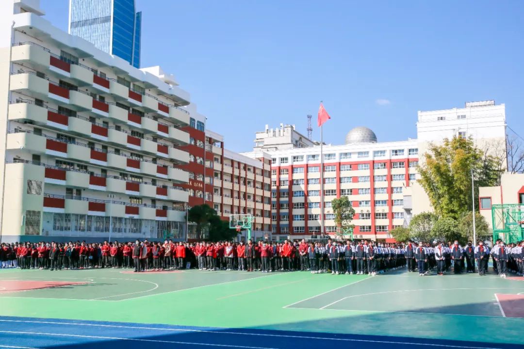 开学季校园展示打卡,开学啦冰墩墩小学生积极向上图片