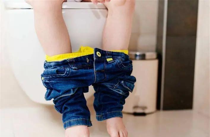 饮水多尿液无色透明正常吗,水喝多了尿像白开水一样正常吗