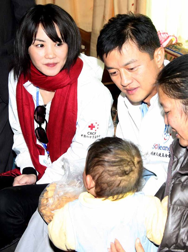 王菲和谢霆锋最真实感情最新消息,谢霆锋王菲机场牵手说明了什么