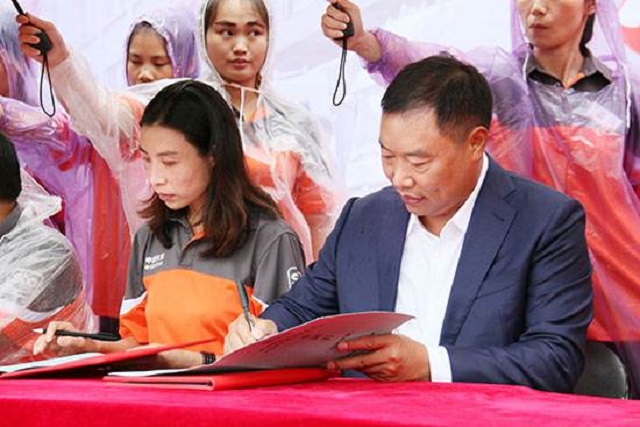 从工厂小妹逆袭为申通霸总，146亿卖掉申通后，靠卖雨伞又挣200亿