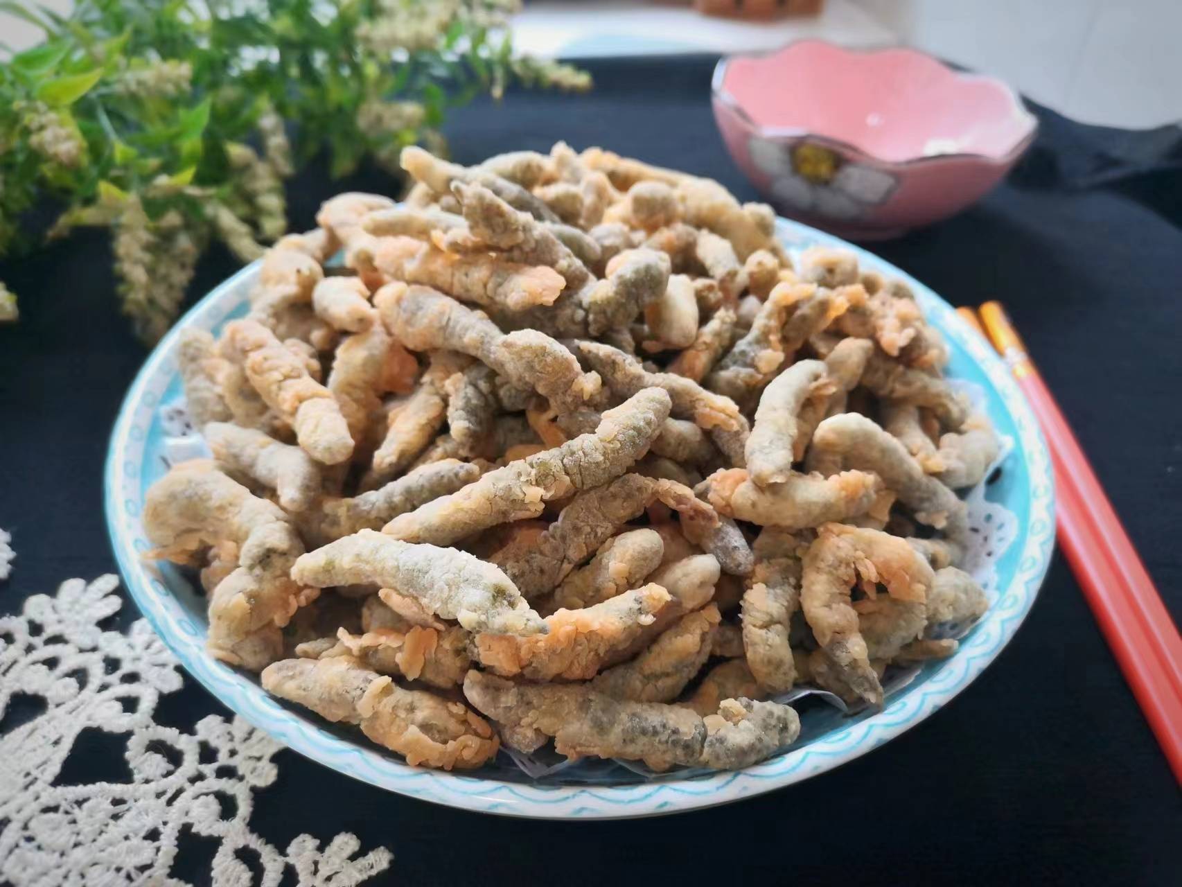 香椿炒鸡蛋炸香椿都很好吃,香椿除了油炸炒鸡蛋还能怎么吃