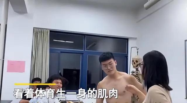 老师为方便体育生充当教学工具,老师让体育生充当教学工具