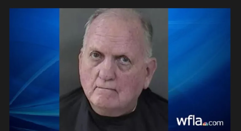 挖掘机抓玩具,挖掘机抓着飞机在飞的视频