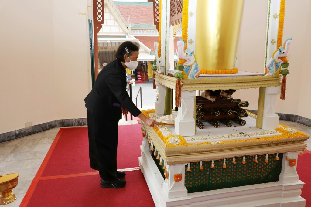 泰国王后跪在国王面前,泰国国王加冕王后跪走