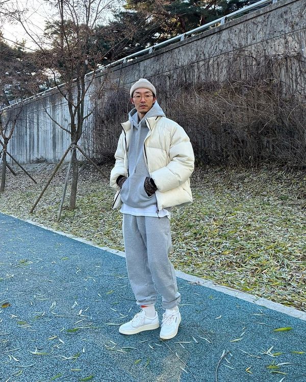 “卫衣+运动裤”很适合春天，这样搭潮流简便，不会穿也能驾驭