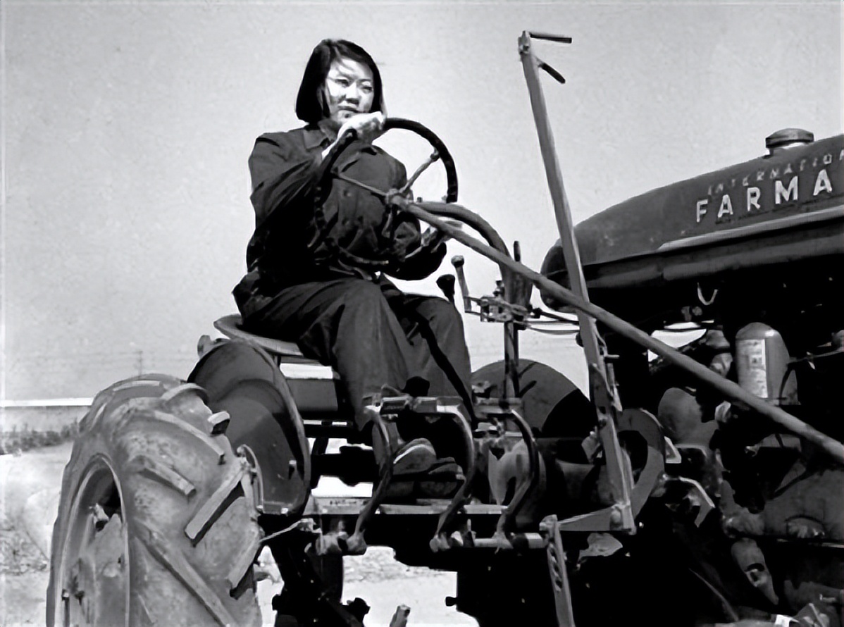 一元纸币上女拖拉机手真人照片,一元人民币女拖拉机手价值