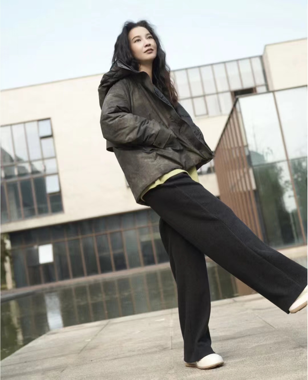 冬季穿什么颜色的羽绒服最百搭,流行的冬季羽绒服颜色搭配