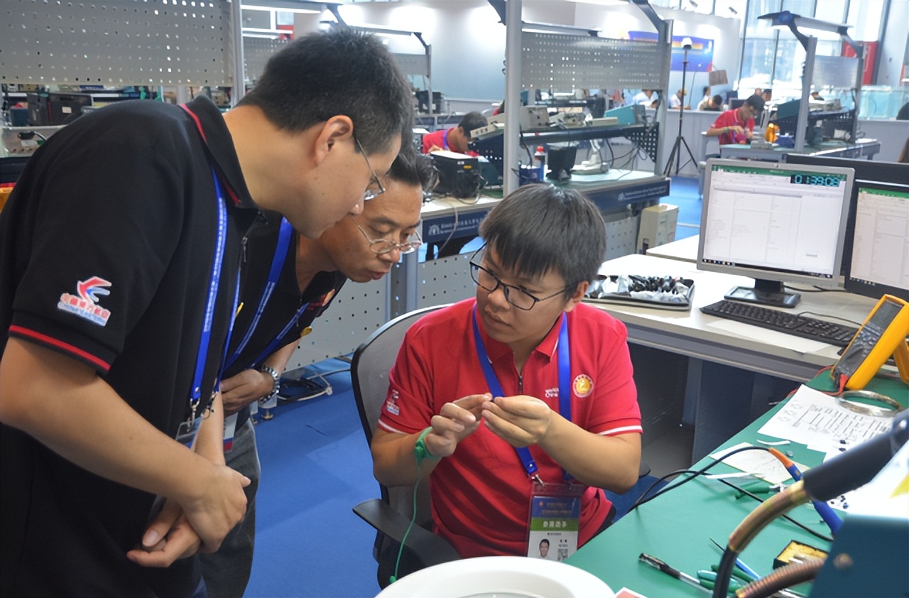 读职高“毁”一生？是时候打破对职业教育的误解了