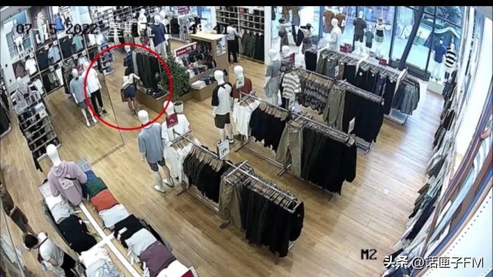 年轻女子盗窃被抓最新消息,女白领偷东西最终被警察抓