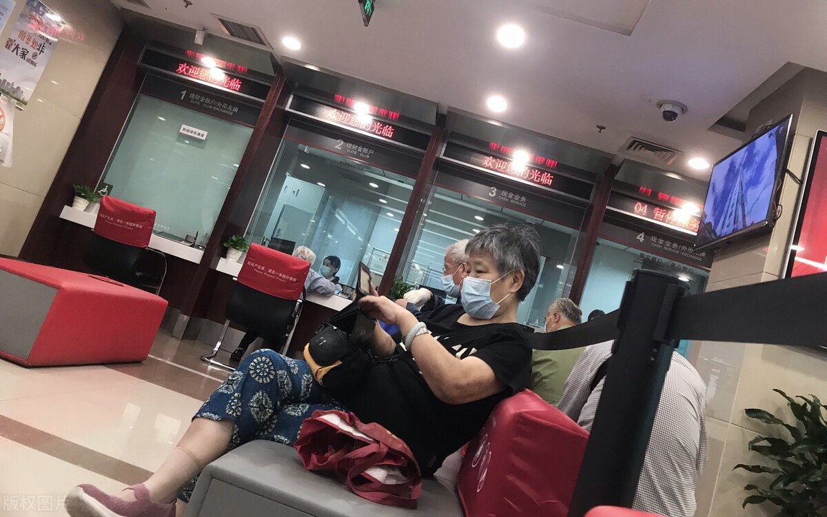 银行的潜规则和套路,银行人排队为什么只开一个窗口
