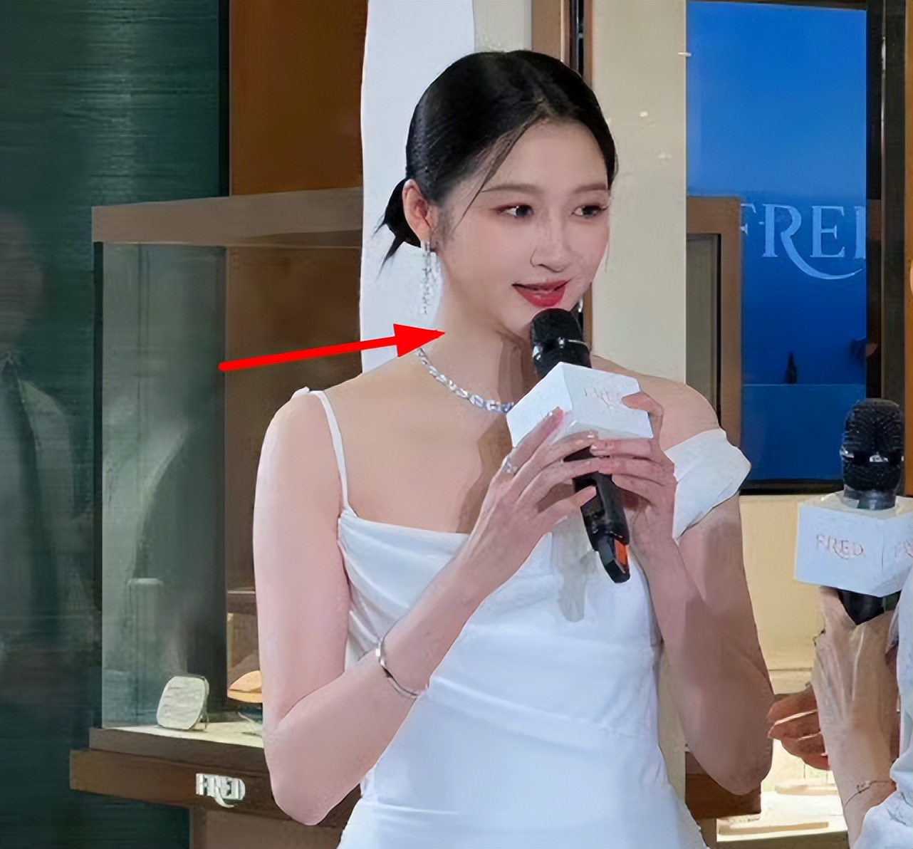 关晓彤最新照片女人味十足,关晓彤精修机场生图半身造型