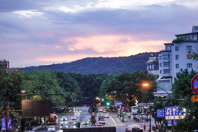 杭州路上的夜景视频,杭州延安路步行街夜景照片