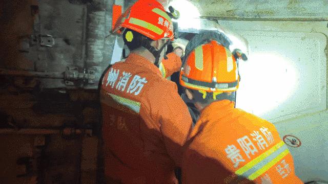 两辆车猛烈相撞四脚朝天侧翻,两车相撞一车侧翻全集