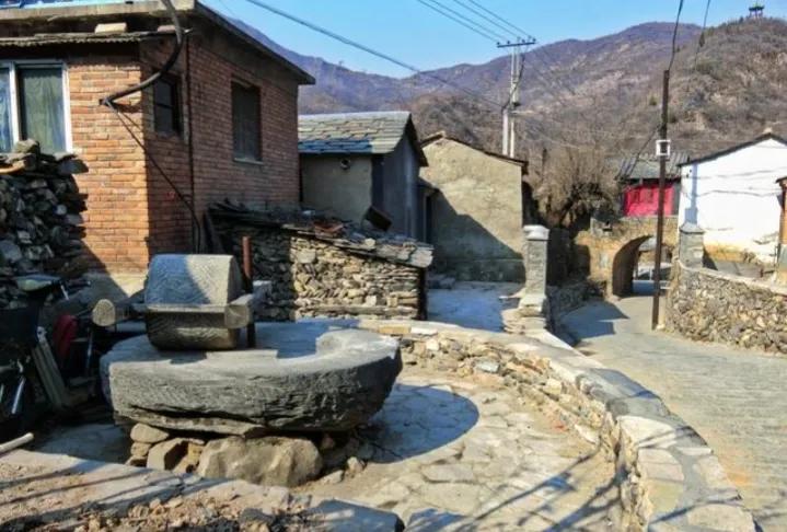 建房朝南和朝北有什么讲究,在村里盖高房的风水怎么样