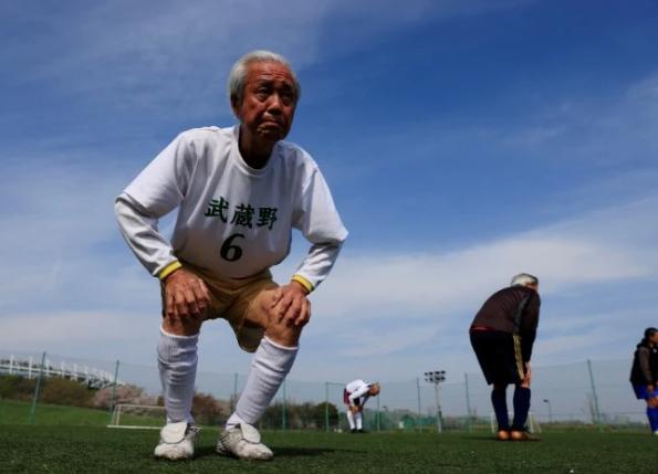 踢足球没有年龄要求吗,踢足球是不是20几岁就不能踢了