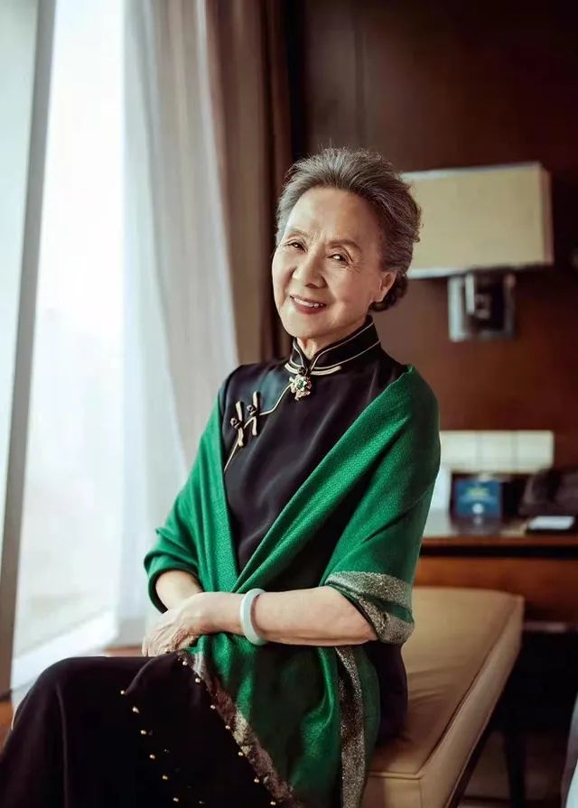 金鸡奖最佳女配角领奖,2023金鸡奖最佳女配角是谁