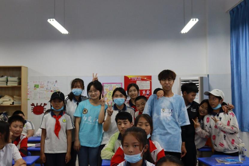 春天播种希望夏天挥洒汗水,一分播种辛勤汗水挥洒