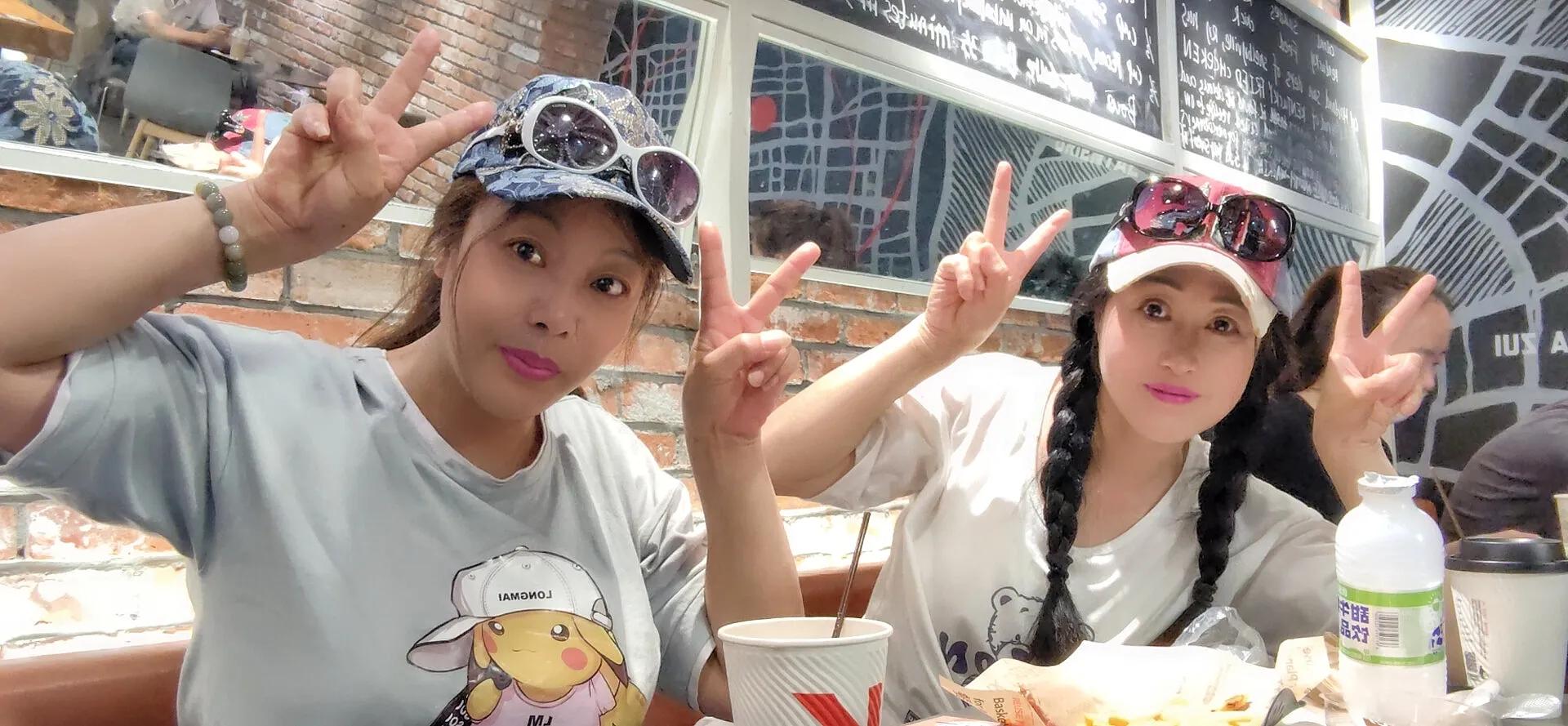 买了个寂寞，魔都衣服好贵啊，俩个中年少女的一天