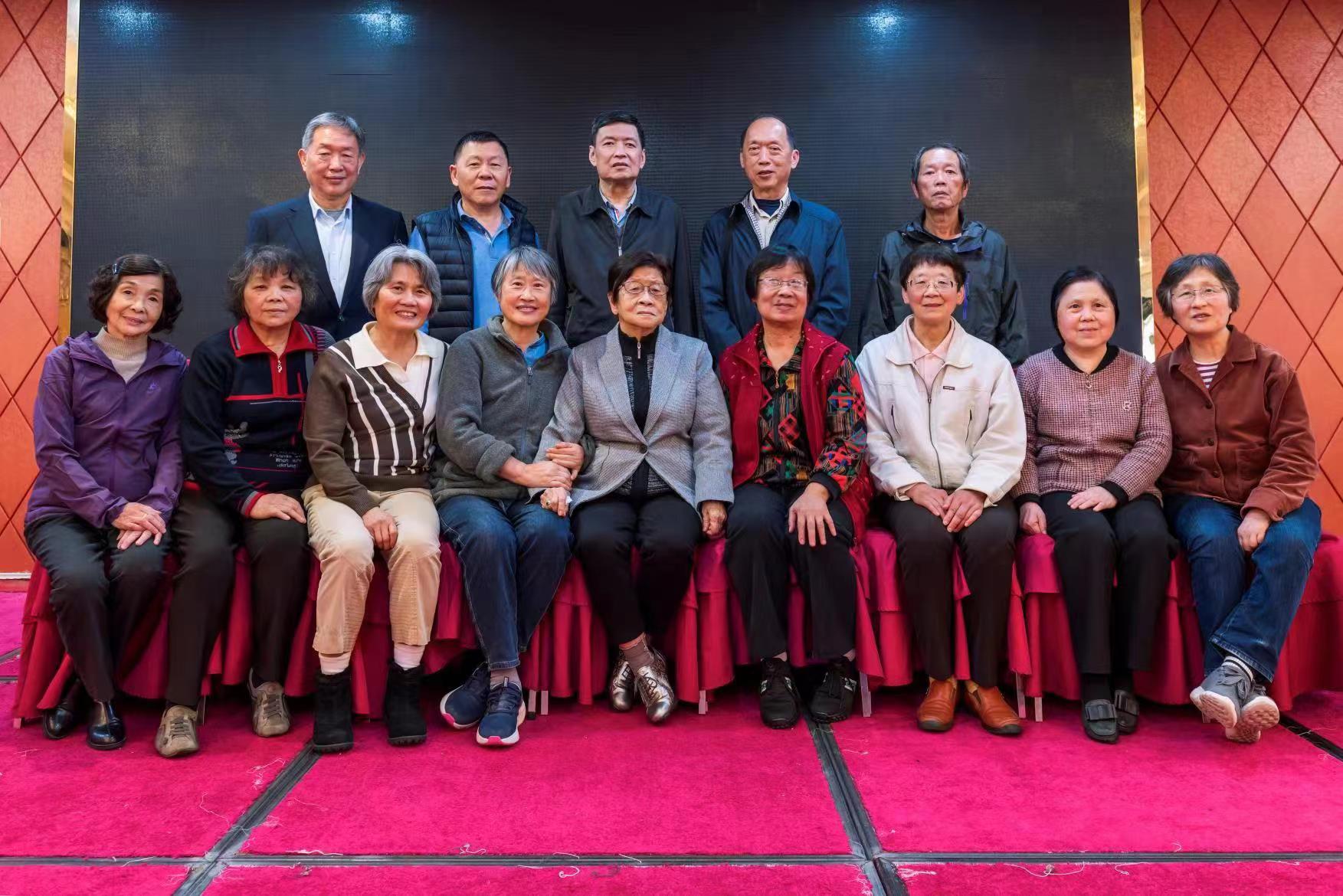 王老师送什么礼物给学生,圣诞节同学送给老师的神秘礼物