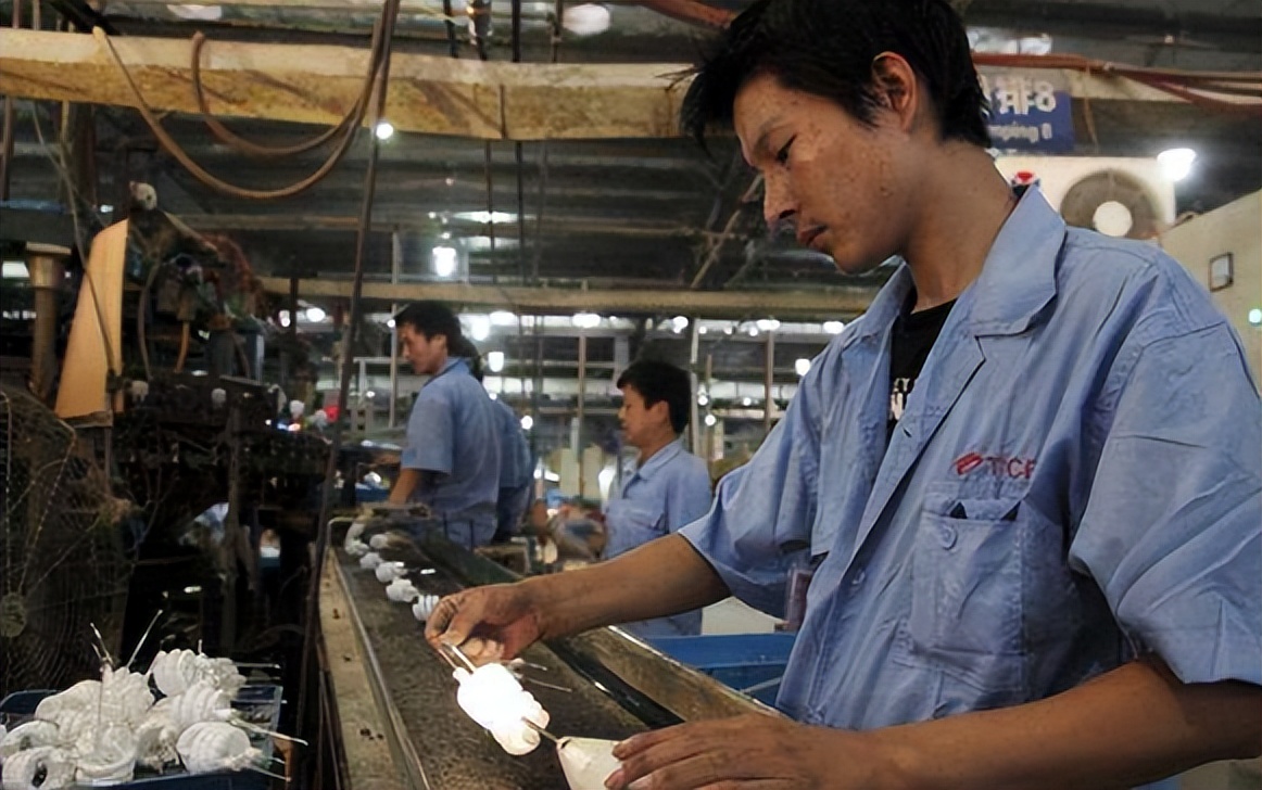 20岁小伙在工厂流水线,小伙在工厂上夜班坚持七年