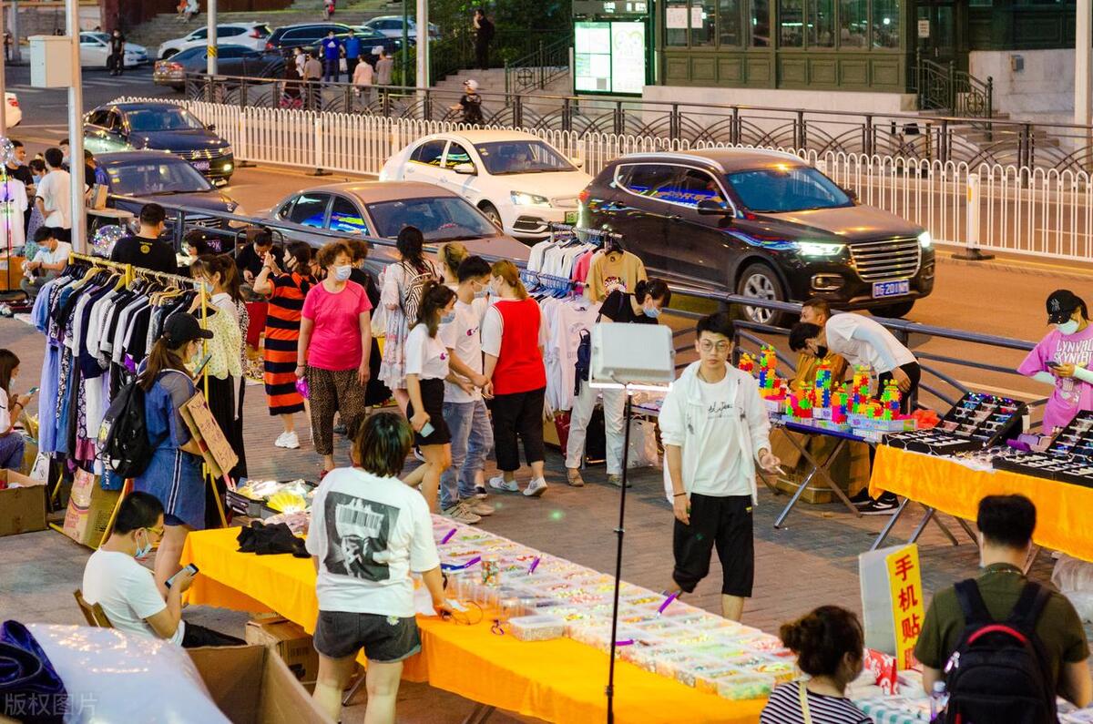 地摊经济大热几个摆地摊的小技巧,摆地摊选择什么产品