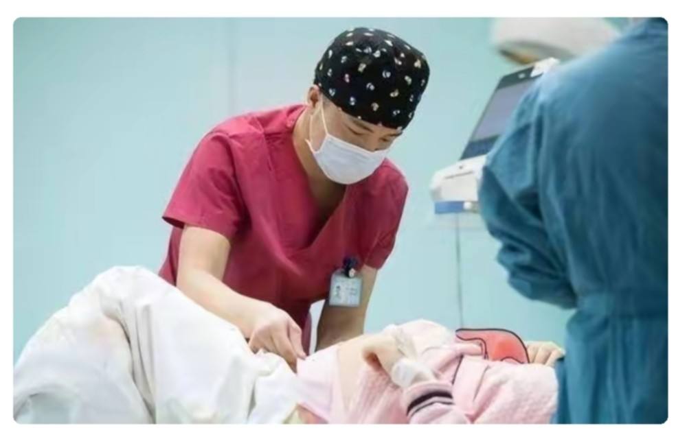 妇产科男医生面对女性隐私部位时，会觉得尴尬吗？医生说出无奈