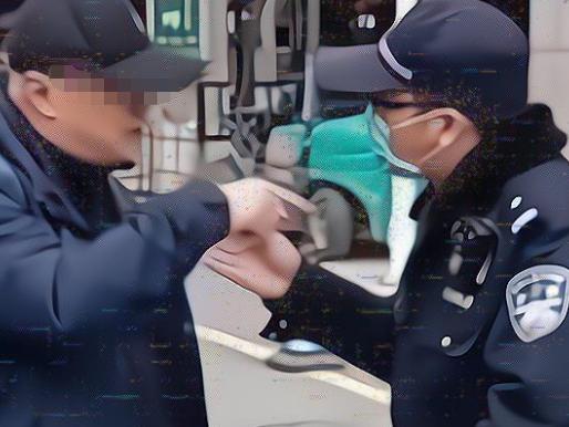 男子拿拖鞋砸救护车,男子故意堵救护车后续