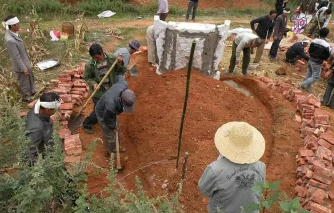 起坟后旧坟怎么处理,农村坟墓整改好的方法