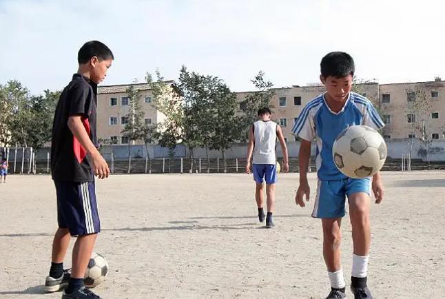 朝鲜人靠什么收入,朝鲜人月入几百元