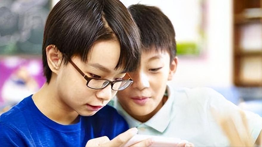 长期睡前玩手机有哪4件麻烦事,长期睡前玩手机会付出啥代价