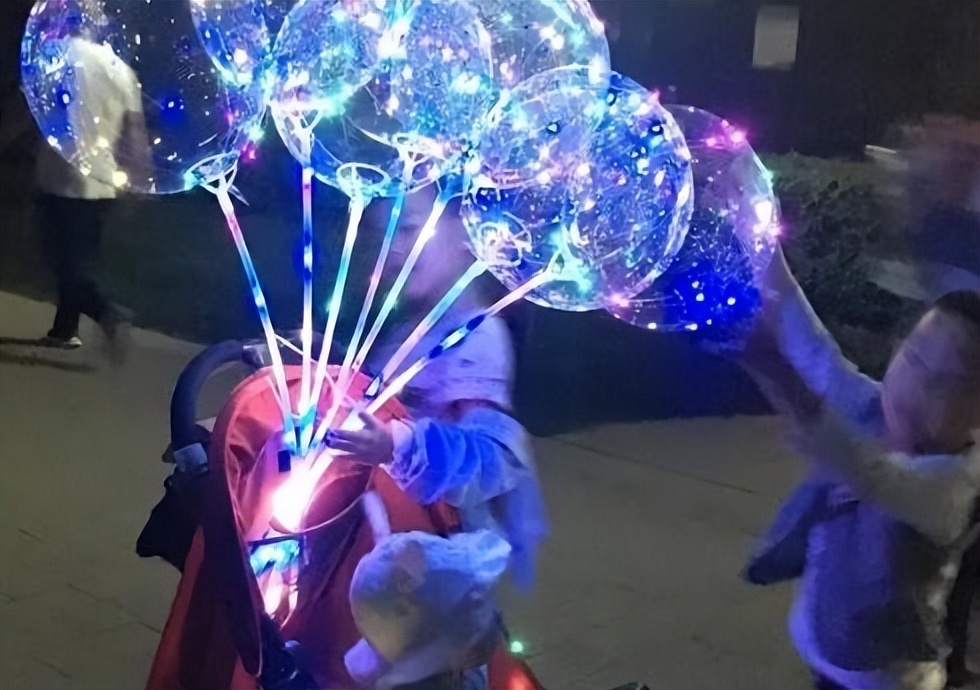 街头冷门暴利项目，卖发*气光**球一晚上能挣上千元