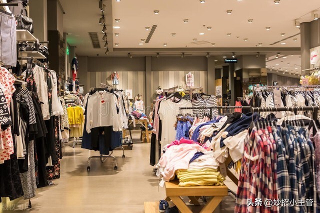 网上实体店同款衣服价格不一样,实体店同款衣服网上便宜的能买不