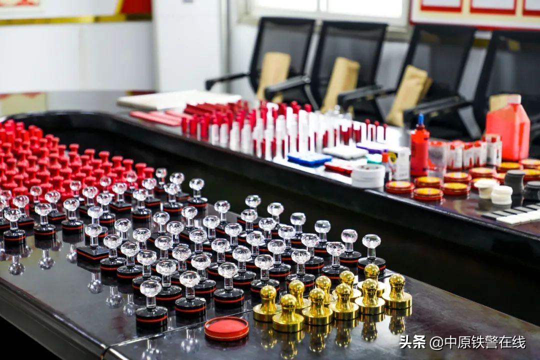 民警查获假章案,黄岛警方打击假章